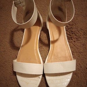 White shoedazzle women´s flats shoes